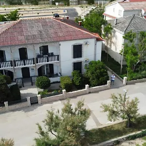 Guest house & Kaurloto, Pag Town